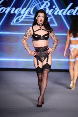 MIAMI BEACH, FLORIDA - 10 Temmuz 2021 'de Miami Beach, Florida' daki Paraiso Çadırı 'nda Bal Birdette için Miami Yüzme Haftası' nda bir model podyumda yürüyor..