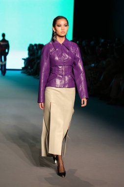 MIAMI BEACH, FLORIDA - 09 Temmuz 2021 'de Miami Beach, Florida' da Paraiso Çadırı 'ndaki Futural Resist FW21 gösterisinde bir model podyumda yürüyor..