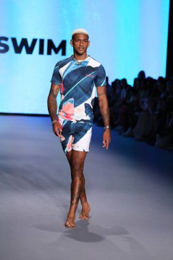 MIAMI BEACH, FLORIDA - 10 Temmuz 2021 'de Miami Beach, Florida' daki Paraiso Çadırı 'ndaki Miami Yüzme Haftası' nda Style Group Collective tarafından yapılan Yaşam sırasında bir model podyumda yürüyor..