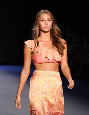 MİAMİ BEACH, FLORIDA - 08 Temmuz 2021 'de Miami Beach, Florida' da Paraiso Miami Sahili 'nde Smeralda Show' u sunan bir model DESTINATION Kolombiya podyumunda yürüyor..