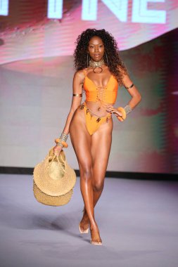 MIAMI BEACH, FLORIDA - 09 Temmuz 2021 'de Miami Beach, Florida' da bir model Bfyne Runway Show için podyumda yürüyor..