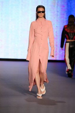 MIAMI BEACH, FLORIDA - 09 Temmuz 2021 'de Miami Beach, Florida' da Paraiso Çadırı 'ndaki Futural Resist FW21 gösterisinde bir model podyumda yürüyor..