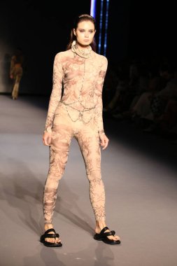 MIAMI BEACH, FLORIDA - 09 Temmuz 2021 'de Miami Beach, Florida' da Paraiso Çadırı 'ndaki Futural Resist FW21 gösterisinde bir model podyumda yürüyor..