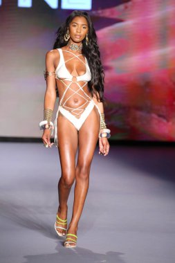 MIAMI BEACH, FLORIDA - 09 Temmuz 2021 'de Miami Beach, Florida' da bir model Bfyne Runway Show için podyumda yürüyor..