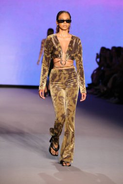 MIAMI BEACH, FLORIDA - 09 Temmuz 2021 'de Miami Beach, Florida' da Paraiso Çadırı 'ndaki Futural Resist FW21 gösterisinde bir model podyumda yürüyor..