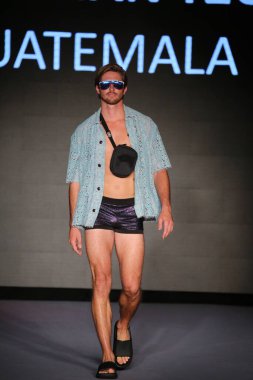 MIAMI BEACH, FLORIDA - 08 Temmuz 2021 'de Miami Beach, Florida' da Miami International University of Art and Design Swim Show için podyumda bir model yürür..