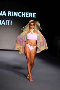 MIAMI BEACH, FLORIDA - 08 Temmuz 2021 'de Miami Beach, Florida' da Miami International University of Art and Design Swim Show için podyumda bir model yürür..