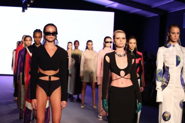 MIAMI BEACH, FLORIDA - 09 Temmuz 2021 'de Miami Beach, Florida' da Paraiso Miami Sahili 'nde Futural Resist FW21 gösterisi poz verdi..