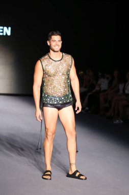 MIAMI BEACH, FLORIDA - 08 Temmuz 2021 'de Miami Beach, Florida' da Miami International University of Art and Design Swim Show için podyumda bir model yürür..