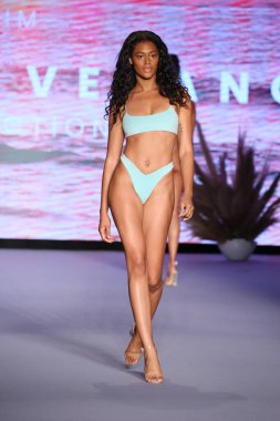 Miami Yüzme Haftası Paraiso Miami Sahili 'nde 9 Temmuz 2021' de Miami Beach, Florida 'da bir manken yeni yüzme markası Neena yüzüşü eşliğinde podyumda yürüyor..