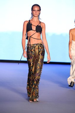 MIAMI BEACH, FLORIDA - 09 Temmuz 2021 'de Miami Beach, Florida' da Paraiso Çadırı 'ndaki Futural Resist FW21 gösterisinde bir model podyumda yürüyor..