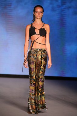 MIAMI BEACH, FLORIDA - 09 Temmuz 2021 'de Miami Beach, Florida' da Paraiso Çadırı 'ndaki Futural Resist FW21 gösterisinde bir model podyumda yürüyor..