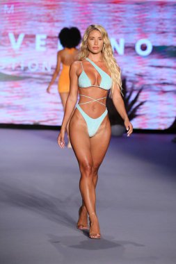 MIAMI BEACH, FLORIDA - 09 Temmuz 2021 'de Miami Yüzme Haftası Paraiso Miami Sahili' ndeki The Paraiso Çadırı 'nda Oh Polly Launch yeni yüzme markası Neena yüzüşü pistinde yürüyor..