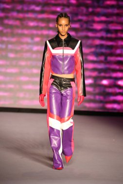 MIAMI BEACH, FLORIDA - 09 Temmuz 2021 'de Miami Beach, Florida' da Paraiso Çadırı 'ndaki Futural Resist FW21 gösterisinde bir model podyumda yürüyor..