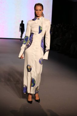 MIAMI BEACH, FLORIDA - 09 Temmuz 2021 'de Miami Beach, Florida' da Paraiso Çadırı 'ndaki Futural Resist FW21 gösterisinde bir model podyumda yürüyor..