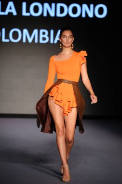 MIAMI BEACH, FLORIDA - 08 Temmuz 2021 'de Miami Beach, Florida' da Miami International University of Art and Design Swim Show için podyumda bir model yürür..