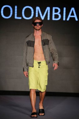 MIAMI BEACH, FLORIDA - 08 Temmuz 2021 'de Miami Beach, Florida' da Miami International University of Art and Design Swim Show için podyumda bir model yürür..