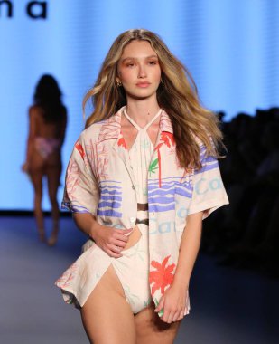 MİAMİ BEACH, FLORIDA - 08 Temmuz 2021 'de Miami Beach, Florida' da Paraiso Miami Sahili 'nde Bahama Mama Show' u sunan Kolombiya için bir model podyumda yürüyor..