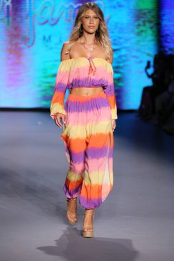 MIAMI BEACH, FLORIDA - 10 Temmuz 2021 'de Miami Beach, Florida' da Paraiso Miami Sahili 'nde Luli Fama için bir model podyumda yürüyor..