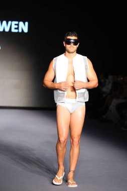 MIAMI BEACH, FLORIDA - 08 Temmuz 2021 'de Miami Beach, Florida' da Miami International University of Art and Design Swim Show için podyumda bir model yürür..