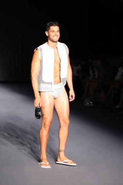 MIAMI BEACH, FLORIDA - 08 Temmuz 2021 'de Miami Beach, Florida' da Miami International University of Art and Design Swim Show için podyumda bir model yürür..