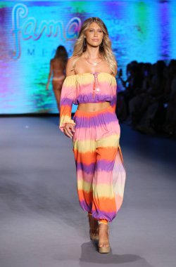 MIAMI BEACH, FLORIDA - 10 Temmuz 2021 'de Miami Beach, Florida' da Paraiso Miami Sahili 'nde Luli Fama için bir model podyumda yürüyor..