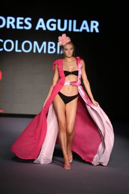 MIAMI BEACH, FLORIDA - 08 Temmuz 2021 'de Miami Beach, Florida' da Miami International University of Art and Design Swim Show için podyumda bir model yürür..