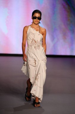MIAMI BEACH, FLORIDA - 09 Temmuz 2021 'de Miami Beach, Florida' da Paraiso Çadırı 'ndaki Futural Resist FW21 gösterisinde bir model podyumda yürüyor..