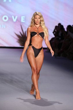 MIAMI BEACH, FLORIDA - 09 Temmuz 2021 'de Miami Yüzme Haftası Paraiso Miami Sahili' ndeki The Paraiso Çadırı 'nda Oh Polly Launch yeni yüzme markası Neena yüzüşü pistinde yürüyor..