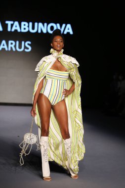 MIAMI BEACH, FLORIDA - 08 Temmuz 2021 'de Miami Beach, Florida' da Miami International University of Art and Design Swim Show için podyumda bir model yürür..