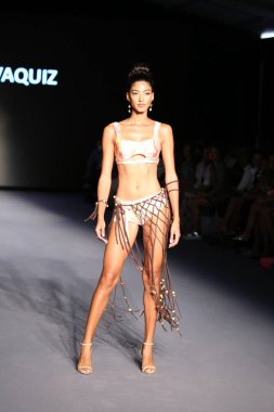 MIAMI BEACH, FLORIDA - 08 Temmuz 2021 'de Miami Beach, Florida' da Miami International University of Art and Design Swim Show için podyumda bir model yürür..