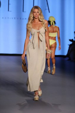 MIAMI BEACH, FLORIDA - 08 Temmuz 2021 'de Miami Beach, Florida' da Paraiso Çadırı 'nda Paraiso Miami Sahili için Mar de Lua Show' u sunan bir model DESTINATION Kolombiya podyumunda yürüyor..