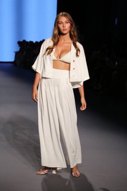 MIAMI BEACH, FLORIDA - 08 Temmuz 2021 'de Miami Beach, Florida' da Paraiso Çadırı 'nda Paraiso Miami Sahili için Ancora Show' u sunan bir model DESTINATION Kolombiya podyumunda yürüyor..