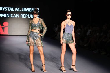 MIAMI BEACH, FLORIDA - 08 Temmuz 2021 Miami Beach, Florida 'da Miami International University of Art and Design Swim Show için podyumda yürüyen mankenler.