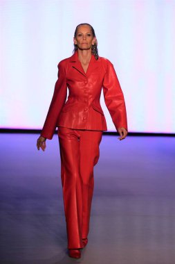 MIAMI BEACH, FLORIDA - 09 Temmuz 2021 'de Miami Beach, Florida' da Paraiso Çadırı 'ndaki Futural Resist FW21 gösterisinde bir model podyumda yürüyor..