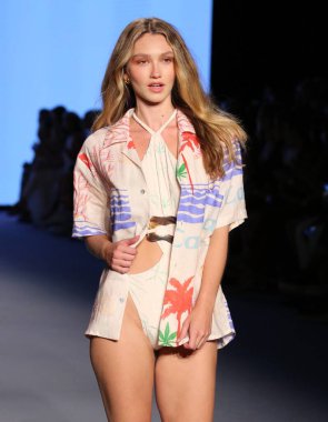 MİAMİ BEACH, FLORIDA - 08 Temmuz 2021 'de Miami Beach, Florida' da Paraiso Miami Sahili 'nde Bahama Mama Show' u sunan Kolombiya için bir model podyumda yürüyor..