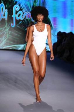 MIAMI BEACH, FLORIDA - 10 Temmuz 2021 'de Miami Beach, Florida' da Paraiso Miami Sahili 'nde Luli Fama için bir model podyumda yürüyor..