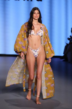 MİAMİ BEACH, FLORIDA - 08 Temmuz 2021 'de Miami Beach, Florida' da Paraiso Miami Sahili 'nde Bahama Mama Show' u sunan Kolombiya için bir model podyumda yürüyor..