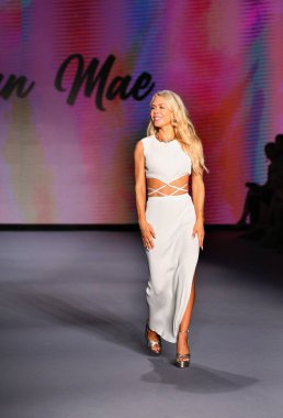 MIAMI BEACH, FLORIDA - 10 Temmuz: Tasarımcı Style Group Collective tarafından Yaşam sırasında podyumda yürüyor: Megan Mae Show Miami Swim Moda Haftası için Paraiso Miami Sahili 'nde Paraiso Çadırı' nda 10 Temmuz 2021 tarihinde Miami Beach, Florida.