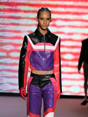 MIAMI BEACH, FLORIDA - 09 Temmuz 2021 'de Miami Beach, Florida' da Paraiso Çadırı 'ndaki Futural Resist FW21 gösterisinde bir model podyumda yürüyor..