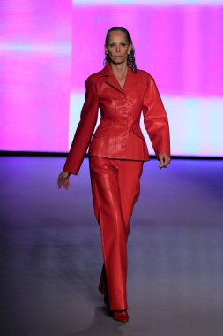 MIAMI BEACH, FLORIDA - 09 Temmuz 2021 'de Miami Beach, Florida' da Paraiso Çadırı 'ndaki Futural Resist FW21 gösterisinde bir model podyumda yürüyor..