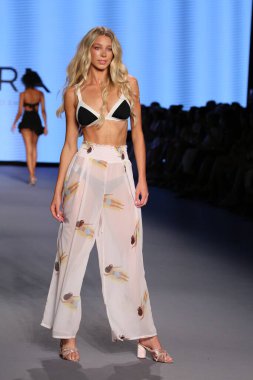 MIAMI BEACH, FLORIDA - 08 Temmuz 2021 'de Miami Beach, Florida' da Paraiso Çadırı 'nda Paraiso Miami Sahili için Ancora Show' u sunan bir model DESTINATION Kolombiya podyumunda yürüyor..