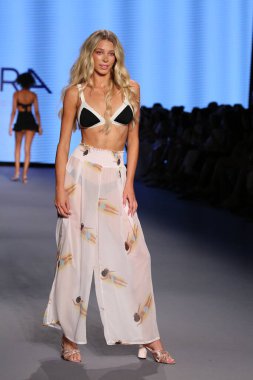 MIAMI BEACH, FLORIDA - 08 Temmuz 2021 'de Miami Beach, Florida' da Paraiso Çadırı 'nda Paraiso Miami Sahili için Ancora Show' u sunan bir model DESTINATION Kolombiya podyumunda yürüyor..