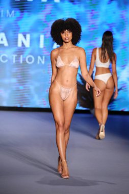 Miami Yüzme Haftası Paraiso Miami Sahili 'nde 9 Temmuz 2021' de Miami Beach, Florida 'da bir manken yeni yüzme markası Neena yüzüşü eşliğinde podyumda yürüyor..