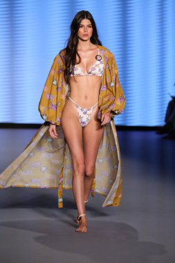 MİAMİ BEACH, FLORIDA - 08 Temmuz 2021 'de Miami Beach, Florida' da Paraiso Miami Sahili 'nde Bahama Mama Show' u sunan Kolombiya için bir model podyumda yürüyor..