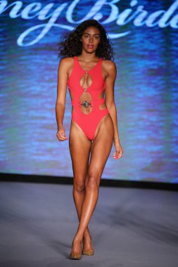 MIAMI BEACH, FLORIDA - 10 Temmuz 2021 'de Miami Beach, Florida' daki Paraiso Çadırı 'nda Bal Birdette için Miami Yüzme Haftası' nda bir model podyumda yürüyor..
