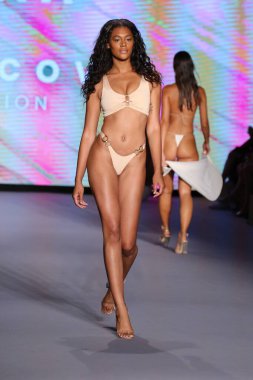 Miami Yüzme Haftası Paraiso Miami Sahili 'nde 9 Temmuz 2021' de Miami Beach, Florida 'da bir manken yeni yüzme markası Neena yüzüşü eşliğinde podyumda yürüyor..