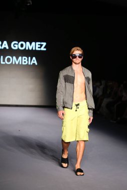 MIAMI BEACH, FLORIDA - 08 Temmuz 2021 'de Miami Beach, Florida' da Miami International University of Art and Design Swim Show için podyumda bir model yürür..