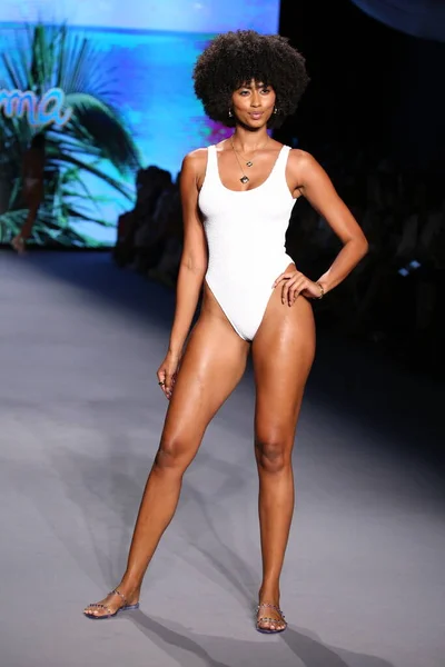 Miami Beach Florida Lipiec Modelka Spaceruje Pasie Startowym Dla Luli — Zdjęcie stockowe