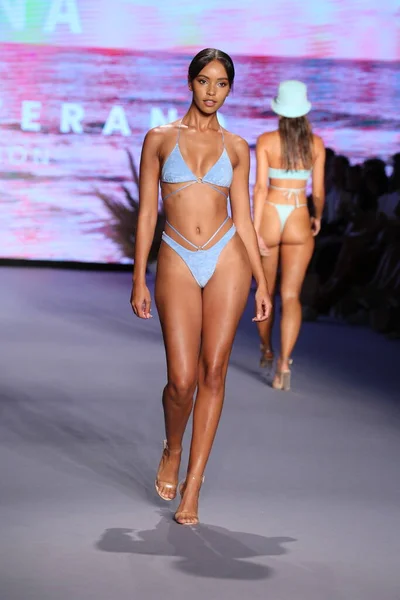 Miami Beach Florida July Model Walks Runway Polly Launch New — Stock Photo, Image